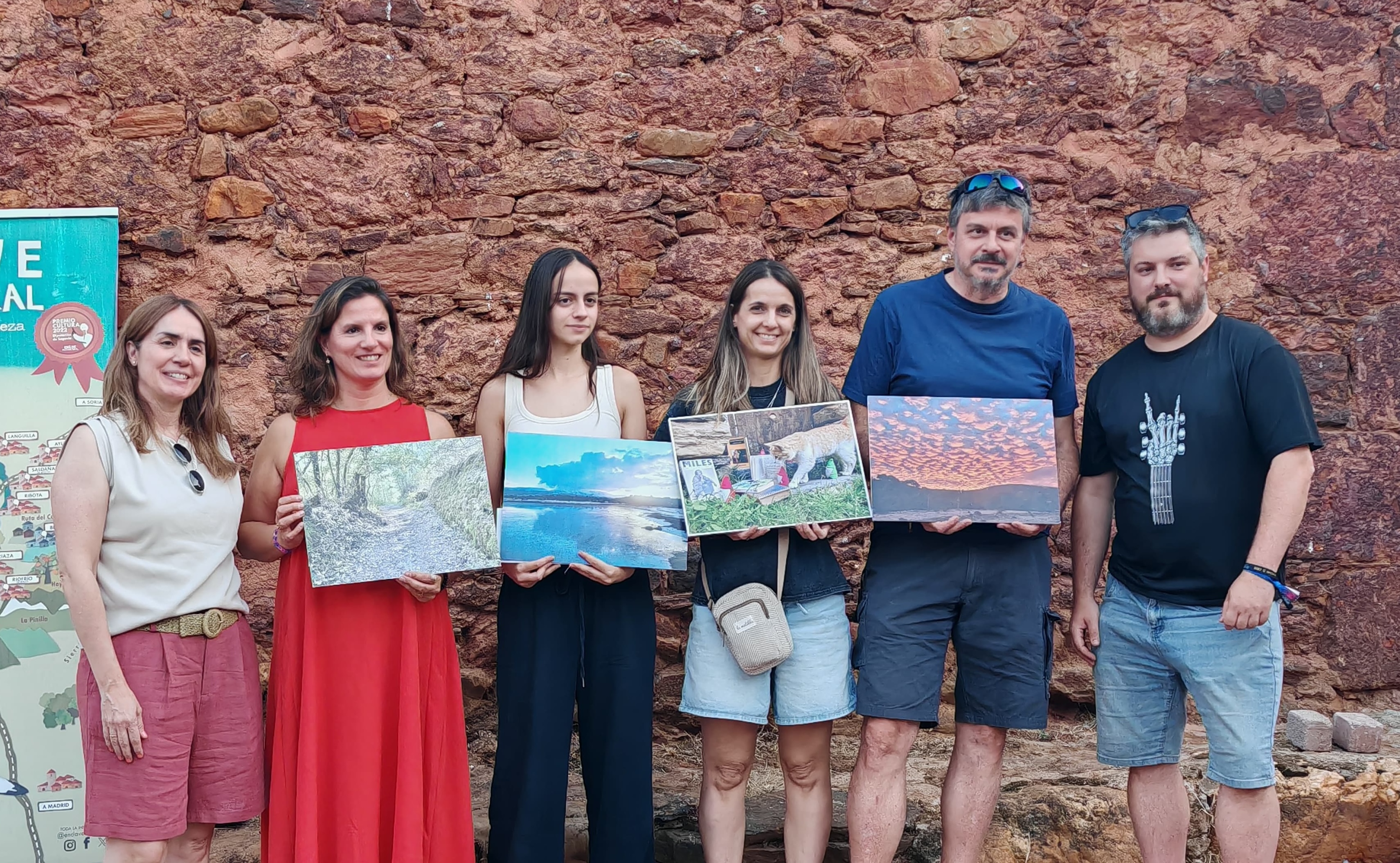 Premiados del II Consurso Fotográfico. De izquierda a derecha, Inés Villalba, secretaria general de la Federación; Marta Fernández (3er premio); Alba Moros (3er premio); Violeta Morales (2º premio);  Juan Manuel Moros (1er premio); e Ignacio Jorro, presidente de la Asociación San Roque de Villacorta y vocal de la Junta Directiva de la Federación. 